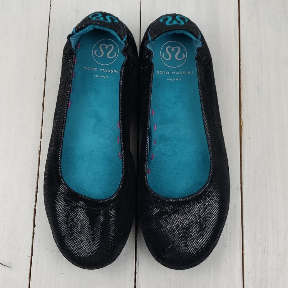 417iobi Soto Massini embossed black flats